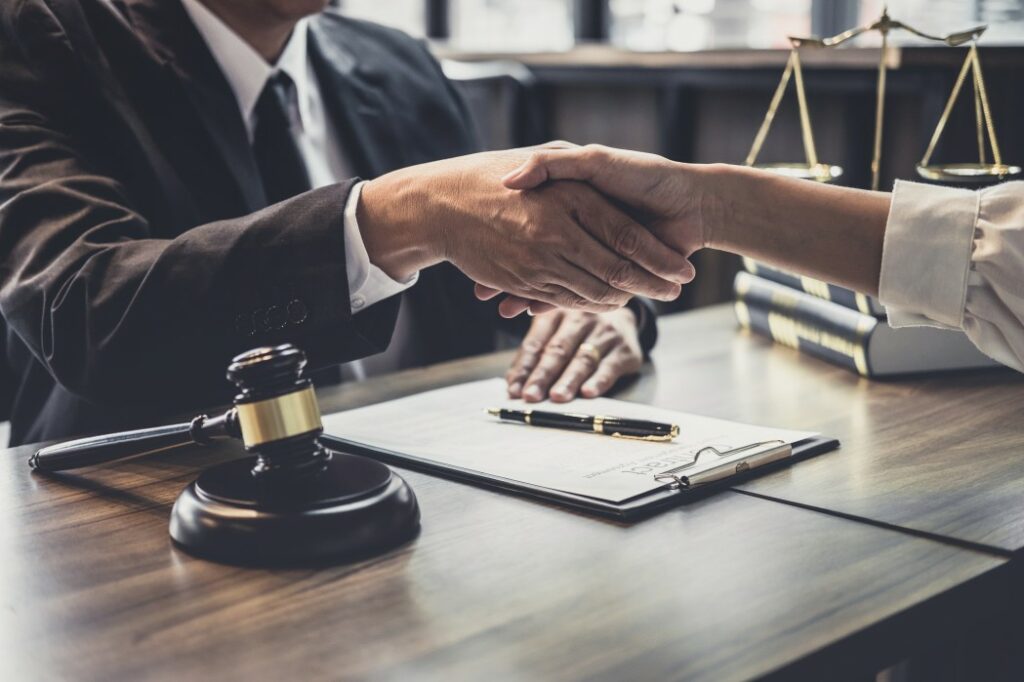 Comment trouver un bon avocat et payer ses frais d