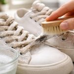 découvrez des astuces efficaces pour enlever le noir incrusté sur des lacets de baskets et leur redonner un aspect propre et neuf facilement.