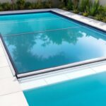 assurez la sécurité de votre piscine avec une couverture rigide, une solution efficace pour protéger vos proches et prévenir les accidents.