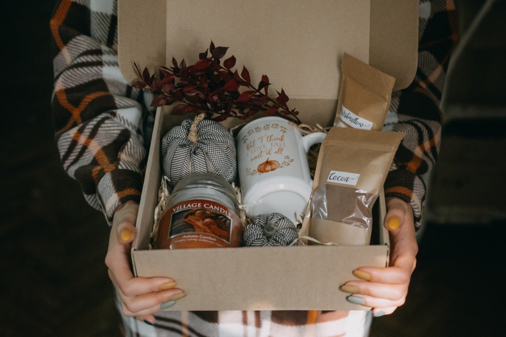 un panier cadeau maison avec des fournitures bon marché